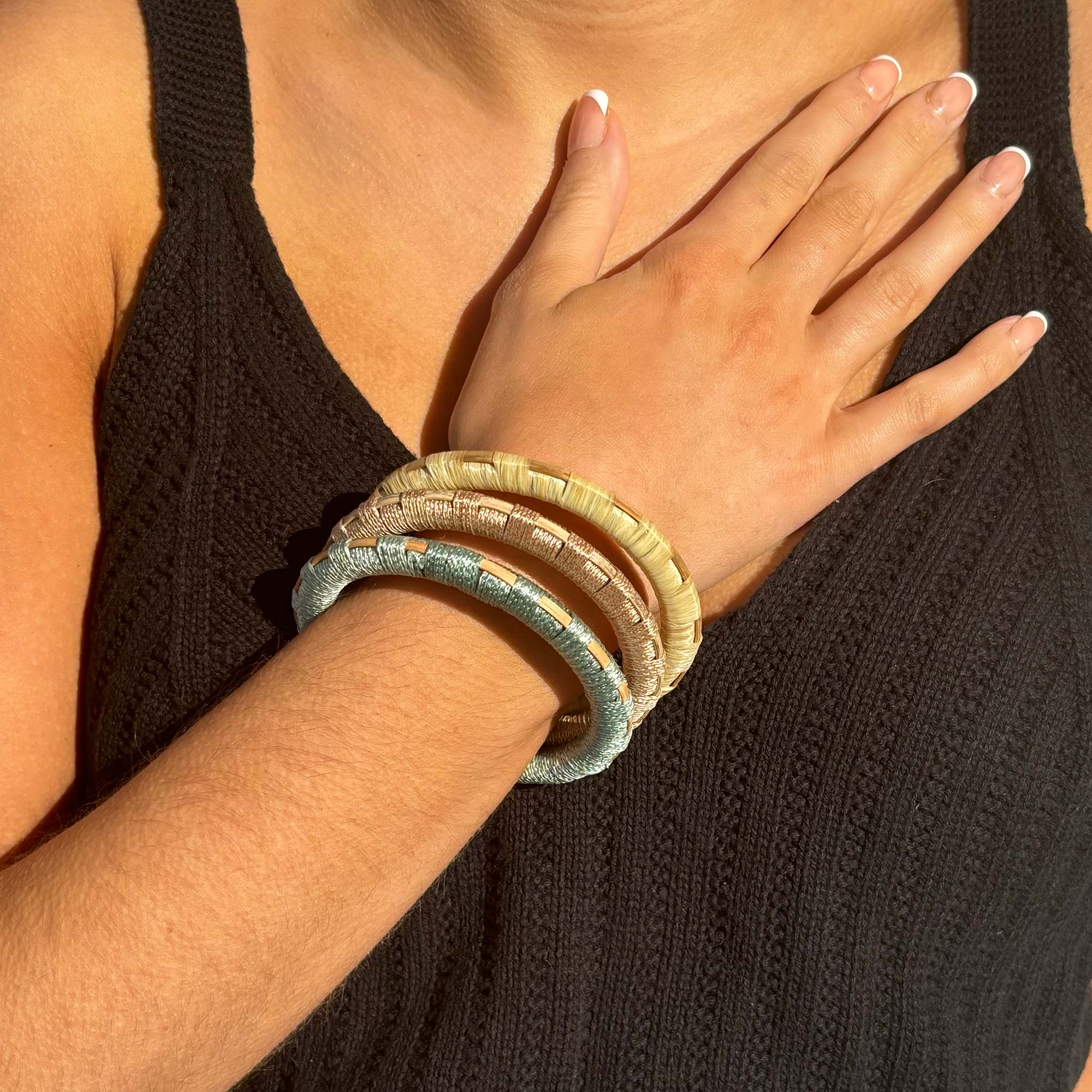 Conjunto de pulseras Beth: tonos inspirados en la naturaleza con algodón y ratán tejidos a mano