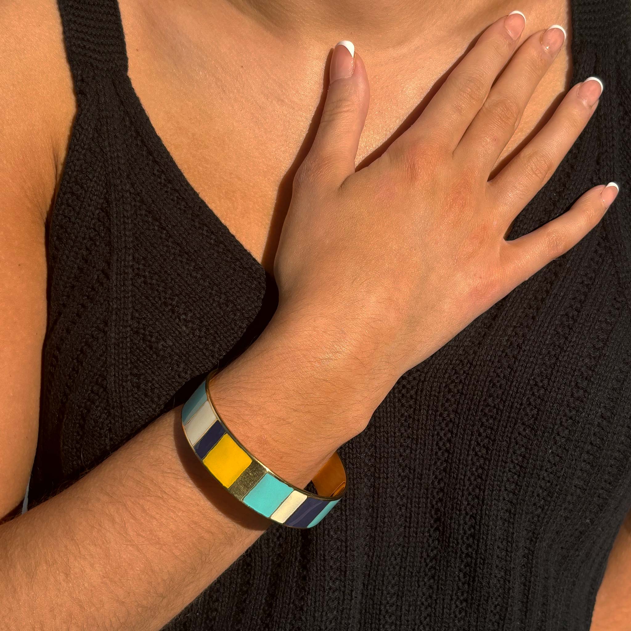 Brazalete esmaltado Dhari: diseño vibrante con bloques de colores y detalles dorados