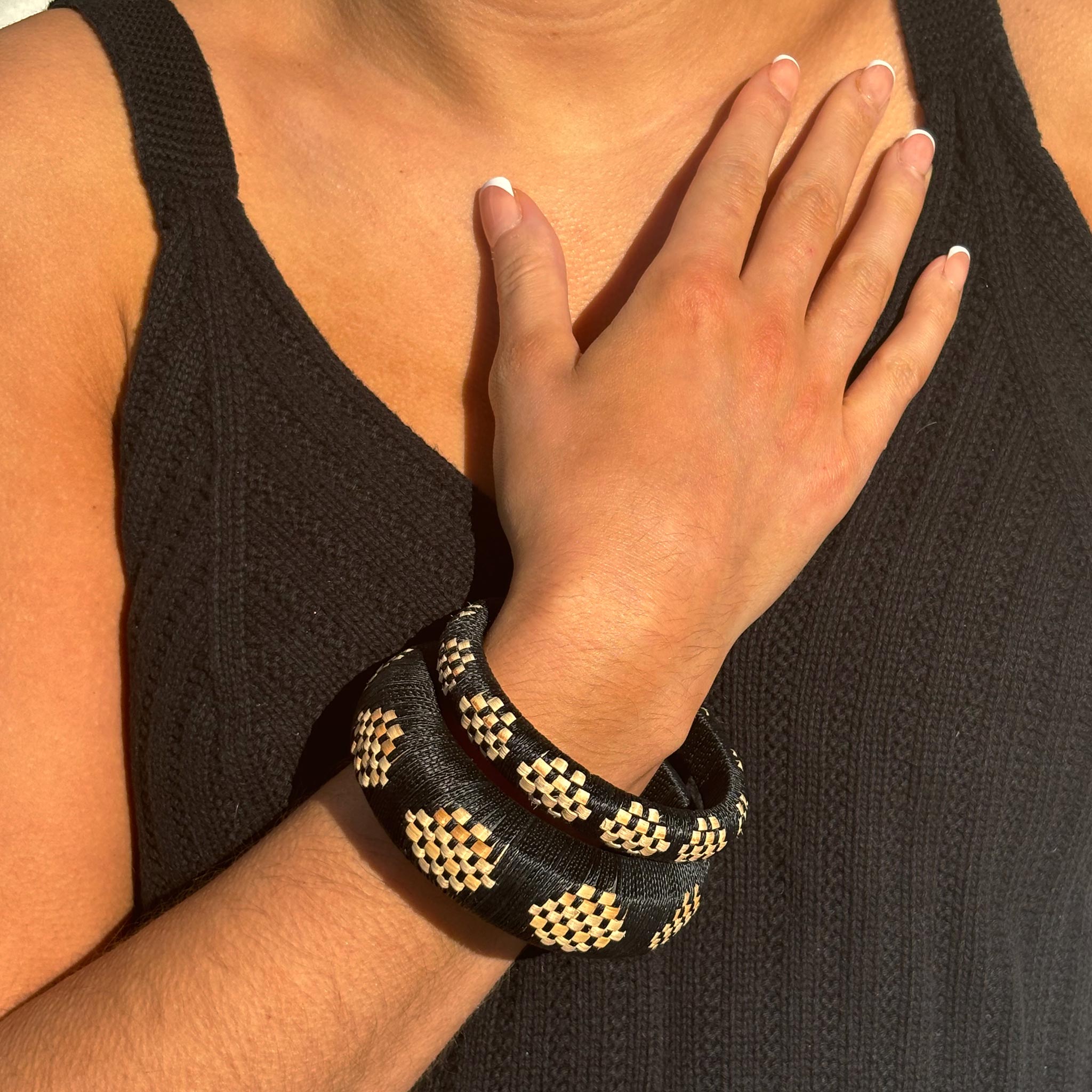 Conjunto de pulseras Easha: ratán y algodón tejidos a mano en blanco y negro llamativos