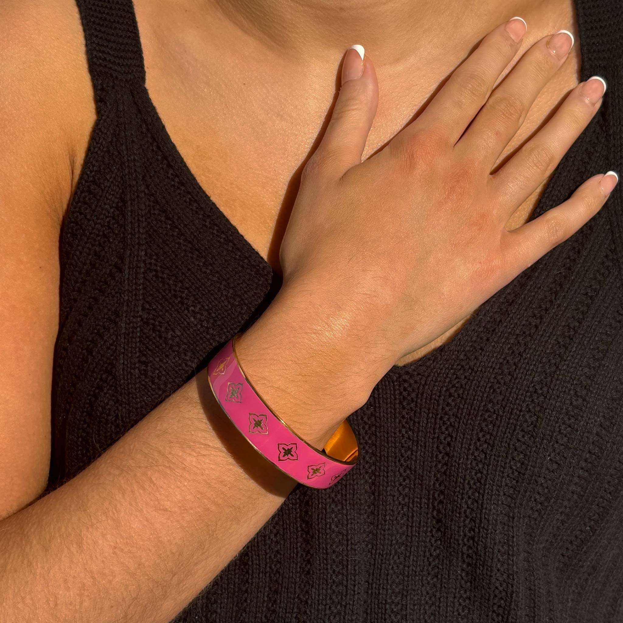 Brazalete de esmalte floral: amarillo brillante, rosa, morado y latón pulido