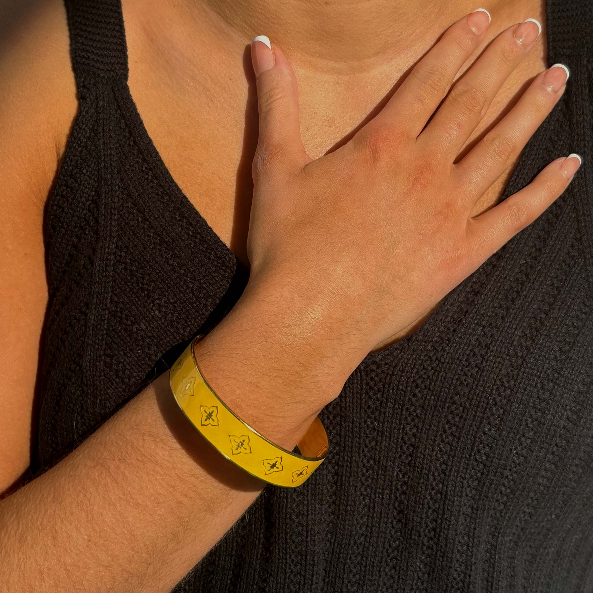 Brazalete de esmalte floral: amarillo brillante, rosa, morado y latón pulido