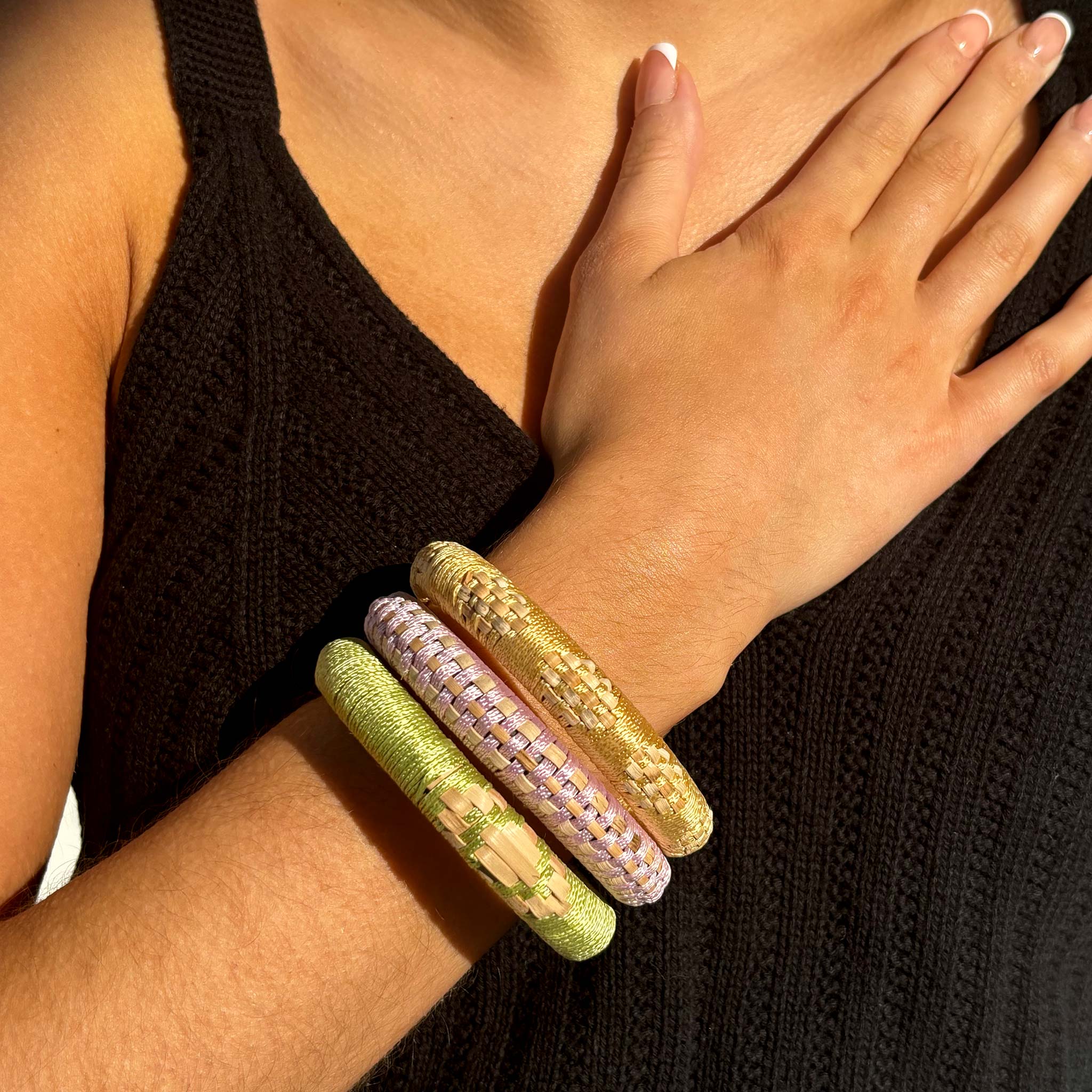 Conjunto de brazaletes Kakoli: trío de vibrantes tonos pastel, tejido a mano con algodón y ratán