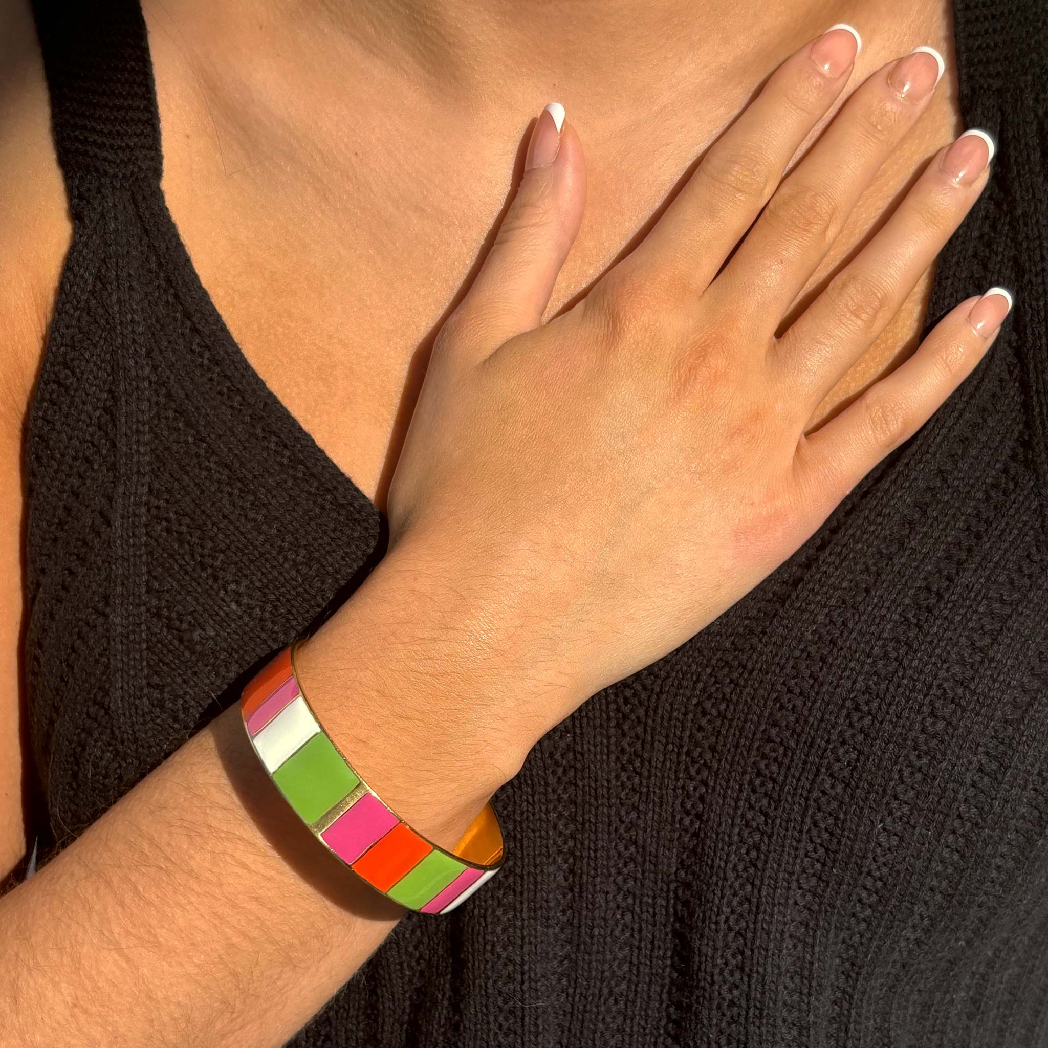 Brazalete esmaltado Sheetal: latón con bloques de colores y detalles de esmalte vibrantes